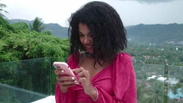 Charmante Jonge Multi Etnische Vrouw Controleren Van Haar Smartphone Inhoud — Stockvideo