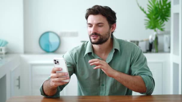 Homem Encantador Usando Smartphone Para Uma Comunicação Por Link Vídeo — Vídeo de Stock