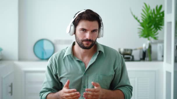 Przyjemny Facet Słuchawkach Patrzy Prosto Kamerę Rozmowa Wideo Klip Reklamowy — Wideo stockowe