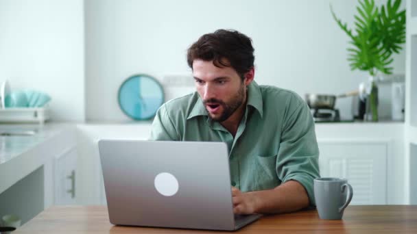 Bonito Homem Digita Texto Teclado Laptop Sorri Sorriso Dental Enquanto — Vídeo de Stock