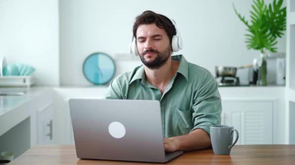 Hombre Barbudo Joven Auriculares Audio Relajante Escuchar Música Mientras Trabaja — Vídeos de Stock