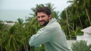 Keyifli Kafkasyalı adam, ilham veren turist inanılmaz tropikal doğaya hayran, Asya doğasına bağlı hissediyor