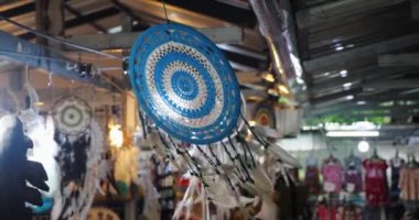 Yuvarlak şekilli beyaz tüylü düş kapanı hediyelik eşya dükkanında satılık. Amulet boho stili, Hint stili.