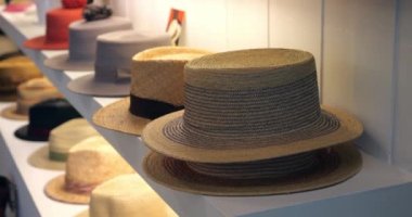 Raflarda yaz hasır şapkalarının yeni sezonluk koleksiyonu, başlık mağazasında satılık.