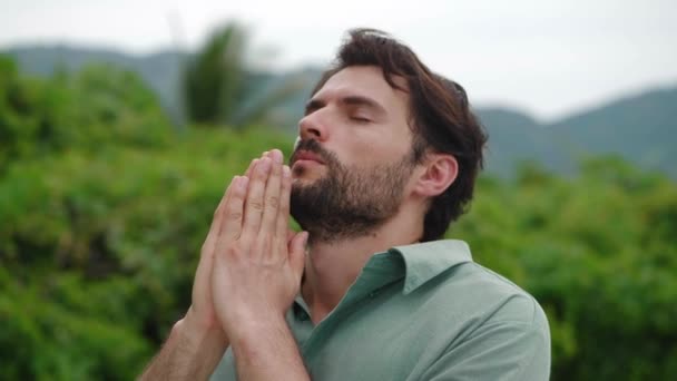 Красивый Бородатый Мужчина Шепчет Молитву Молясь Богу Пребывая Спокойствии Памятование — стоковое видео