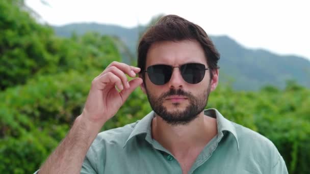 Atractivo Hombre Hispano Mirando Través Sus Gafas Sol Bajadas Expresando — Vídeos de Stock