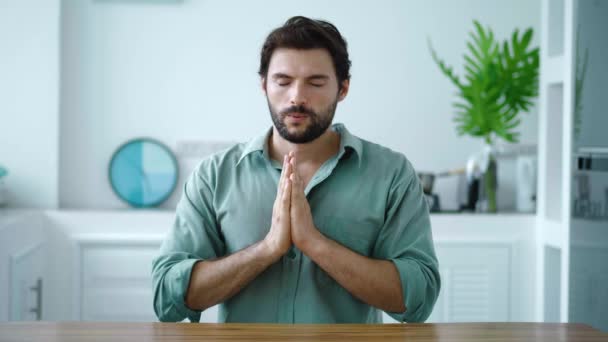 Latynos Modli Się Boga Szepcze Modlitwę Potem Przyjmuje Pozycję Medytacyjną — Wideo stockowe
