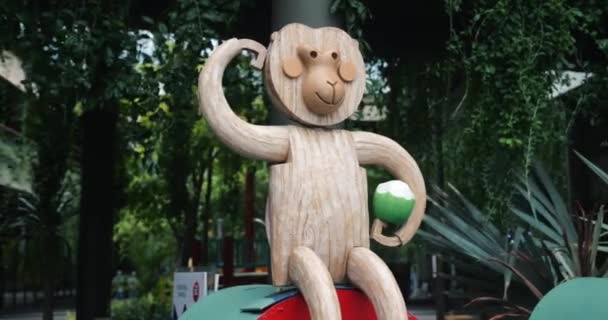 Steadicam Tiro Escultura Madeira Esculpida Mão Macaco Engraçado Com Coquetel — Vídeo de Stock