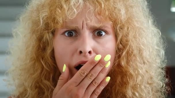 Niespokojna Ruda Kobieta Spogląda Kamerę Ostro Zakrywa Usta Ręką Odczuwając — Wideo stockowe