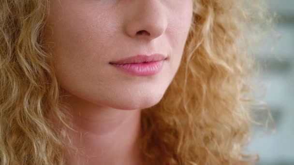 美しいお尻の笑顔に広がる赤毛の可愛い女の顔の部分的なビュー 健康管理 歯の概念 — ストック動画
