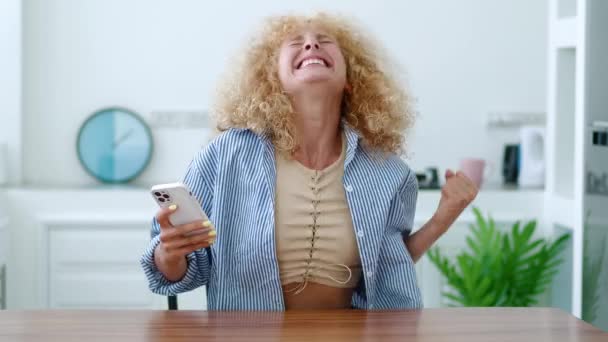 Blondýny Žena Pomocí Svého Chytrého Telefonu Doma Line Chatování Usmívání — Stock video