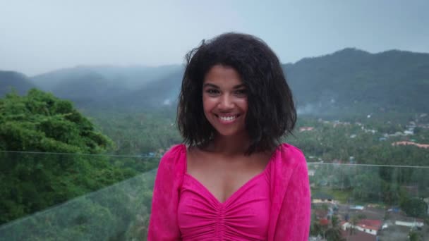 Mujer Encantadora Mirando Cielo Con Gratitud Como Gotas Lluvia Caen — Vídeos de Stock