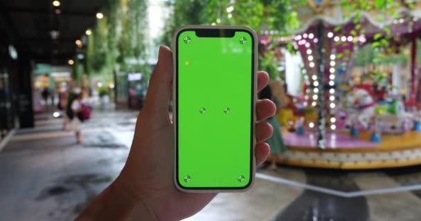 Atlıkarıncaya Karşı Yeşil Renkli Ekranlı Akıllı Bir Telefon Lunaparkta Hareket — Stok video
