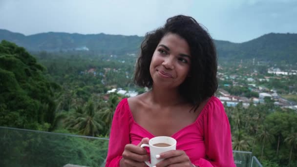 Spokojna Młoda Afrykanka Pijąca Kawę Relaksując Się Balkonie Dachu Widokiem — Wideo stockowe