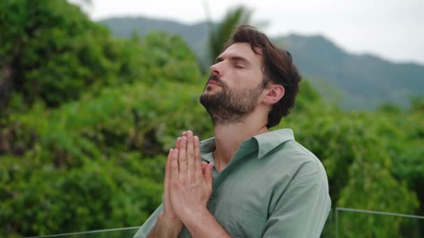 Jeune Homme Barbu Paisible Lève Tête Vers Ciel Récitant Des — Video