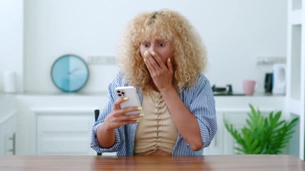 Blanke Roodharige Mooie Vrouw Gevoel Van Minachting Teleurgesteld Tijdens Het — Stockvideo