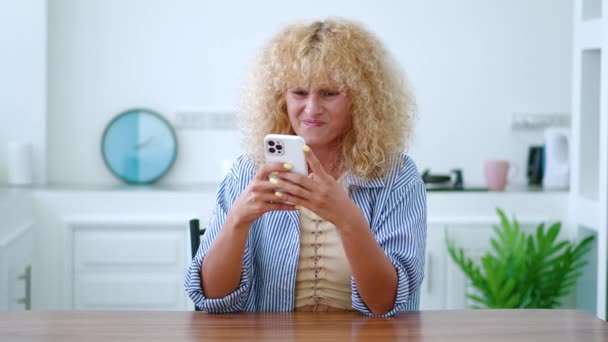 Jonge Blonde Angstige Vrouw Typt Sms Jes Telefoon Scrollt Nieuwsfeed — Stockvideo
