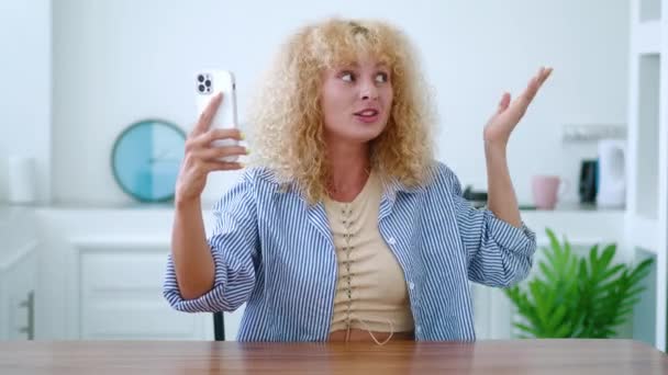 Attrayant Jeune Femme Caucasienne Tenant Smartphone Dans Main Tendue Enregistrement — Video