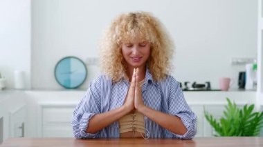 Mutlu Kafkas sarışını Lotus pozisyonunda meditasyon yapıyor, akıl sağlığıyla ilgileniyor, izin gününde dinleniyor.