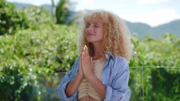 Mulher Descontraída Bonita Crente Gosta Meditação Natureza Belo Dia Ensolarado — Vídeo de Stock