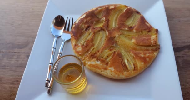 Drehschuss Eines Weißen Gerichts Mit Großen Bananenpfannkuchen Und Honig Leckeres — Stockvideo