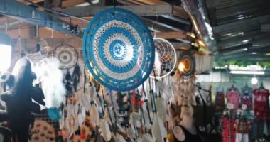 Yuvarlak şekilli beyaz tüylü düş kapanı hediyelik eşya dükkanında satılık. Amulet boho stili, Hint stili.