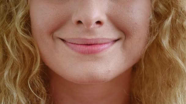 美しい赤毛の若い白人女性の唇のクローズアップ カメラに美しい健康的なおもちゃの笑顔を笑顔 — ストック動画