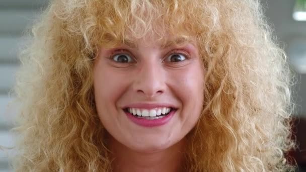 Millennial Edhead Donna Sperimentando Positività Sorridendo Sorriso Denti Allegro Stringendo — Video Stock