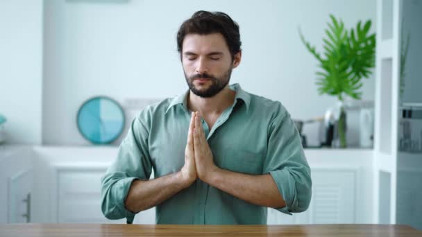 Latynos Modli Się Boga Szepcze Modlitwę Potem Przyjmuje Pozycję Medytacyjną — Wideo stockowe