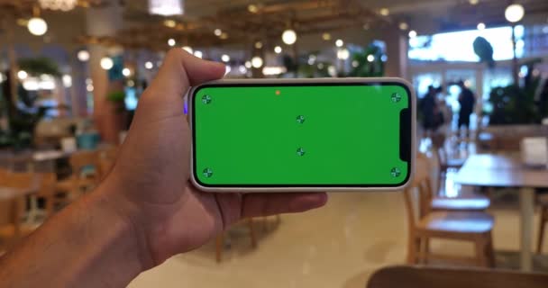 Mani Tenere Smartphone Orizzontalmente Con Schermo Verde Tasto Chroma Copia — Video Stock