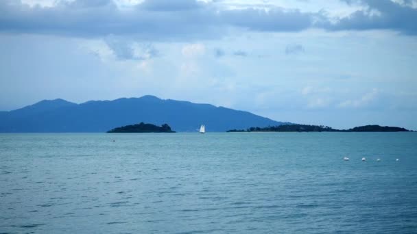 Prachtig Tropisch Strand Met Blauwe Lucht Witte Wolk Bergen Achtergrond — Stockvideo