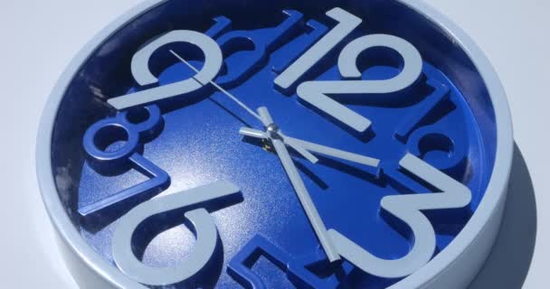 Widok Góry Niebieski Zegar Ścienny Czas Ucieka Czas Upływa Minut — Wideo stockowe