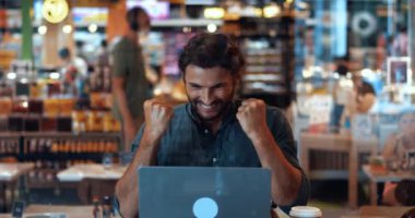 Başarılı ve çekici bir genç adam yumruklarını sıkıyor. İş projesinin başarıyla tamamlanmasının heyecanını yaşıyor.