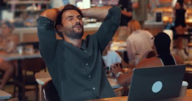 Başarılı girişimci yumruklarını sıkar, ihaleyi kazanmaktan heyecan duyar. Refah. Başarı. Çevrim içi iş