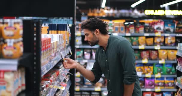 Joven Reflexivo Calculando Precios Caros Mirando Lado Estante Con Comida — Vídeos de Stock