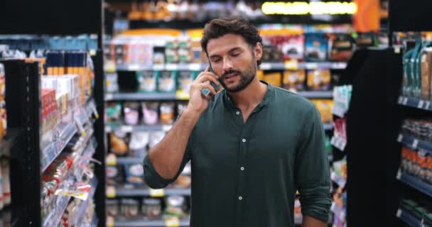 Jóképű Kaukázusi Férfi Beszél Telefonon Vásárol Áruk Élelmiszer Meghatározza Hogy — Stock videók