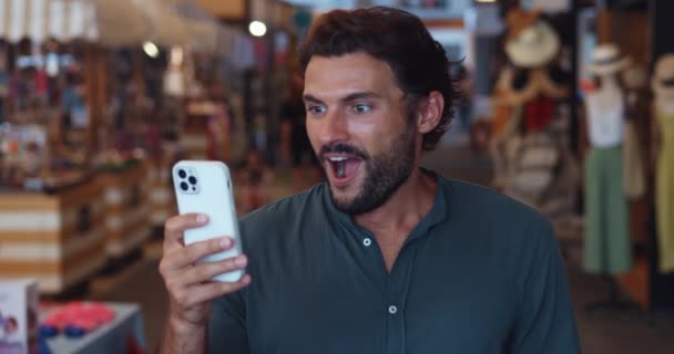 Wieloetniczny Mężczyzna Korzystający Smartfona Przeglądający Strony Internetowe Wyrażający Emocje Szczęście — Wideo stockowe