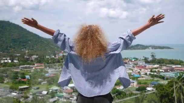 Kızıl Saçlı Kadının Kollarını Gökyüzüne Kaldırması Deniz Kenarı Dağlarla Güzel — Stok video