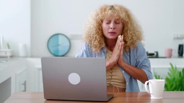Целеустремленная Женщина Безнадежно Похотливая Молитва Взволнованная Радостными Новостями Сжимающие Кулаки — стоковое видео