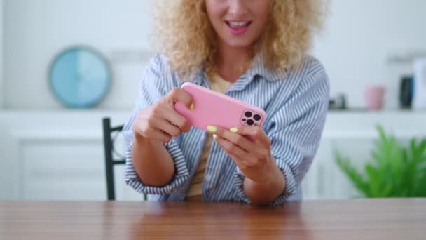 Detaily Ženy Ruce Hrát Počítačové Hry Pomocí Jejího Moderního Smartphonu — Stock video
