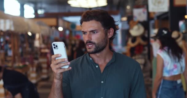 Весела Щаслива Людина Мобільним Телефоном Перевірка Вмісту Покупка Нового Одягу — стокове відео