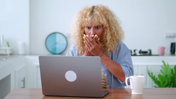 Kaukasische Rothaarige Frau Drückt Plötzlich Angst Und Taubheit Aus Wenn — Stockvideo