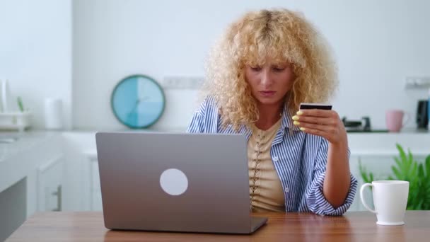 Mulher Caucasiana Feliz Gosta Compras Line Fim Semana Sentado Laptop — Vídeo de Stock