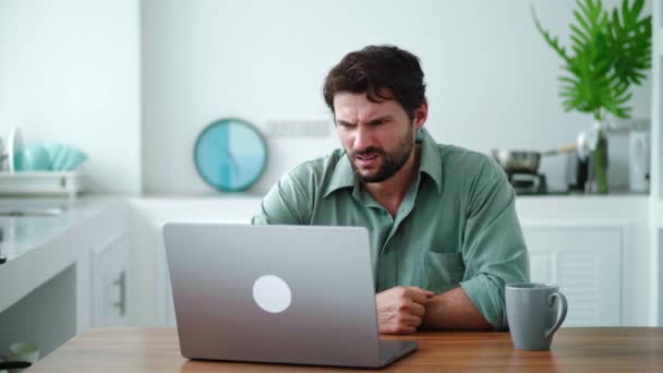 Sıkılmış Kafkasyalı Bir Adam Ofisteki Bir Masada Oturuyor Dizüstü Bilgisayardaki — Stok video