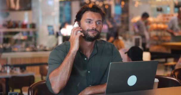 Jóképű Többfunkciós Fiatalember Szabadúszó Dolgozó Telefonál Okostelefonjára Miközben Távol Dolgozik — Stock videók