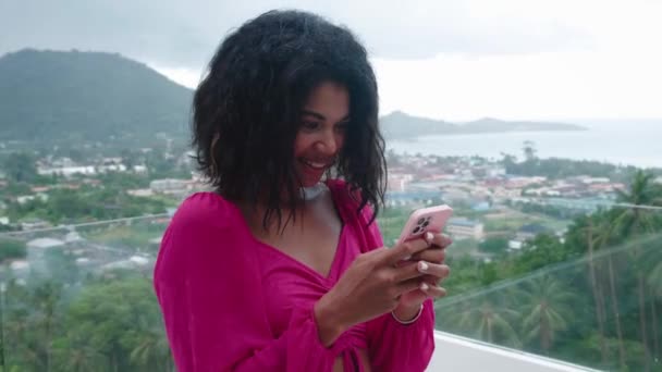 Femeia Drăguță Folosind Smartphone Tastează Mesaje Text Comunică Online Verifică — Videoclip de stoc