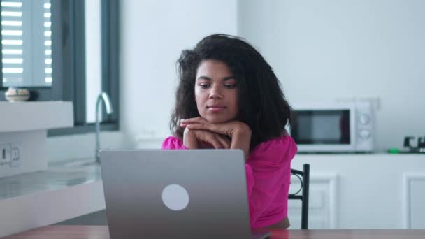 Magabiztos Fiatal Szabadúszó Munkavállaló Vállalkozó Távolról Dolgozik Laptop Kommunikál Online — Stock videók