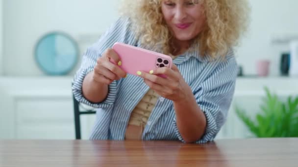 Detalhes Mãos Mulher Animada Jogando Jogos Computador Usando Seu Smartphone — Vídeo de Stock
