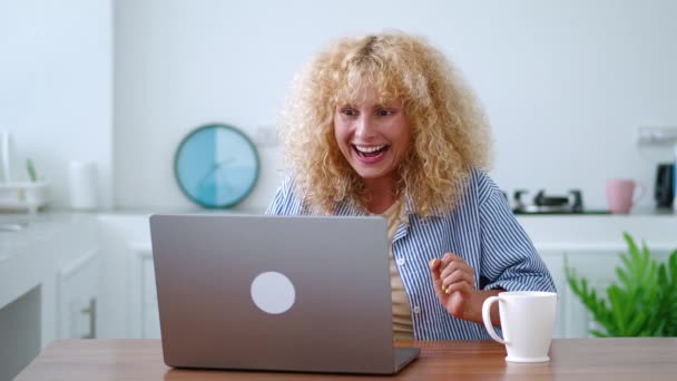 Mulher Bonita Empreendedora Sucesso Alegrando Apertando Punhos Emoção Enquanto Trabalhava — Vídeo de Stock