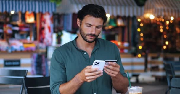 Όμορφος Άνθρωπος Κατέχει Μια Πλαστική Κάρτα Τράπεζα Μεταφέρει Δεδομένα Smartphone — Αρχείο Βίντεο
